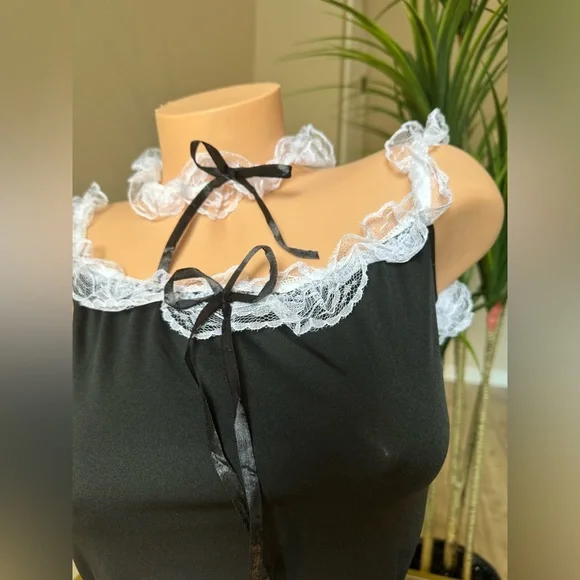 Black and White Lace Maid Costume - Picture 3 of 5